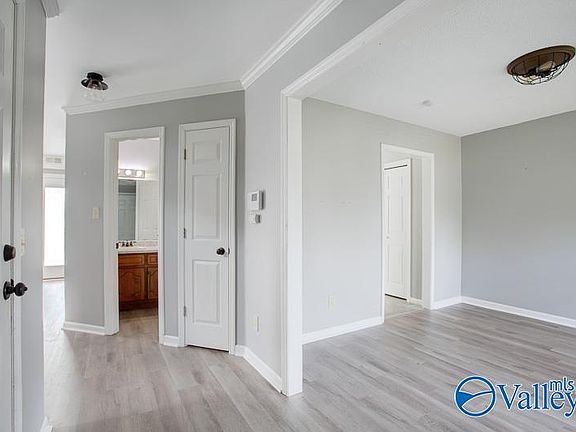 4th image of 224 Shadowbrook Ln NE