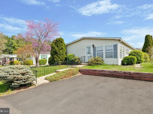 14 Juniper Ct W, Harleysville, PA 19438