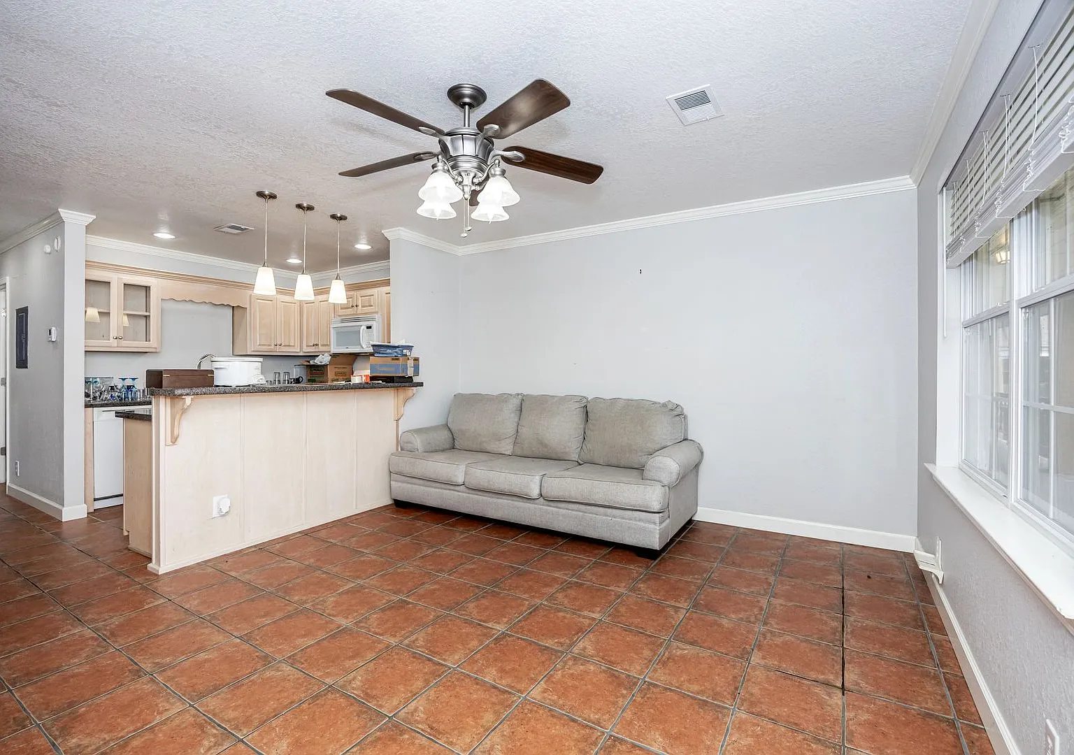 1 Bedroom 1 Bath Condo — Photo 3