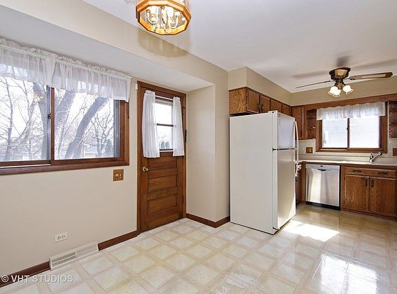3rd image of 1431 N Chestnut Ave