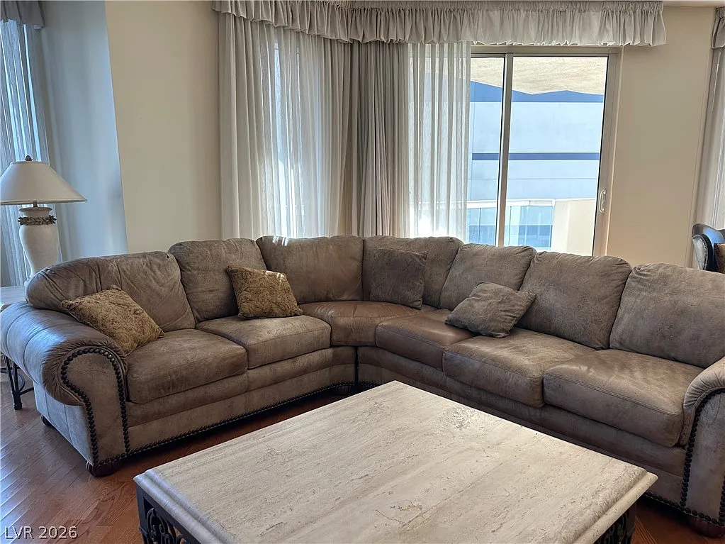 Turnberry Towers — Photo 2