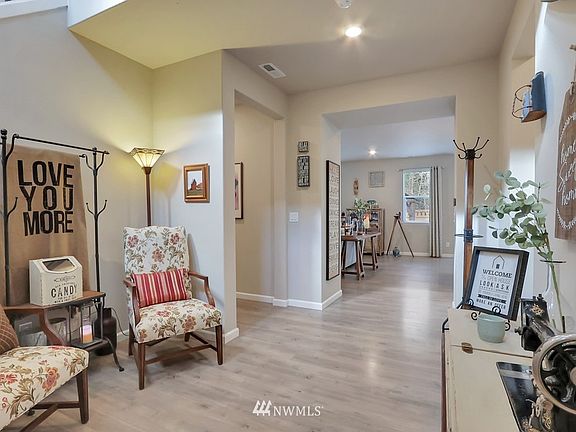 Entry/foyer area