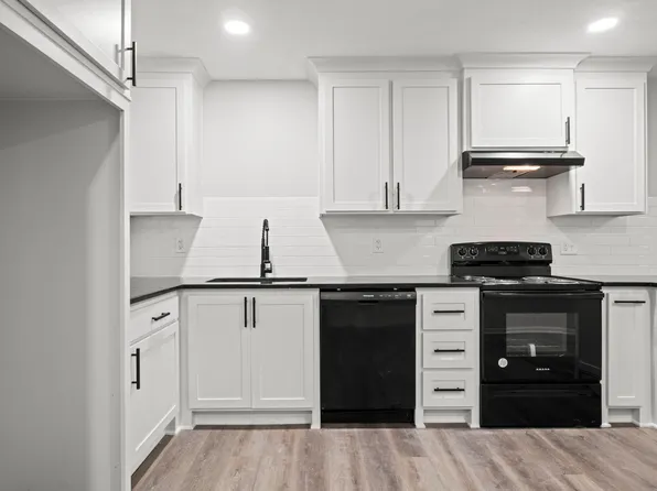 720 Ottawa St APT 136, Leavenworth, KS 66048