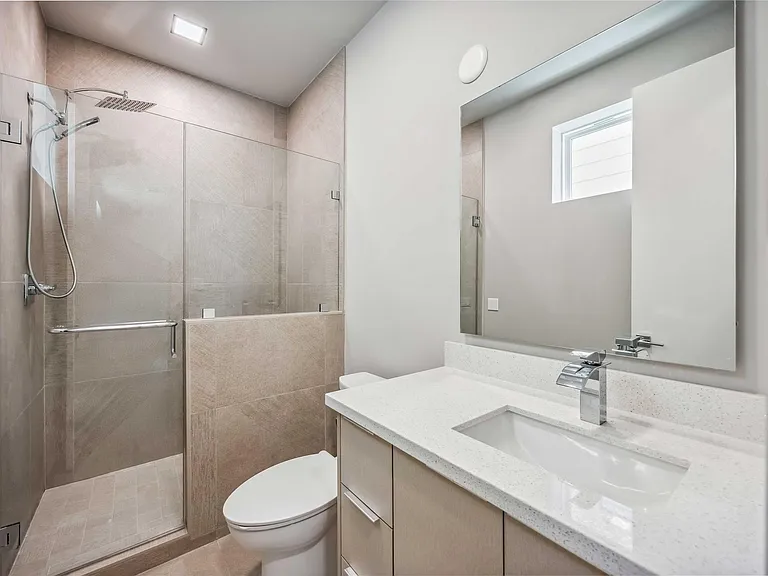 1111 W 21st St — Photo 24