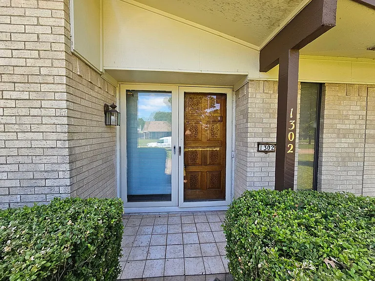 1302 Berkeley Dr — Photo 5