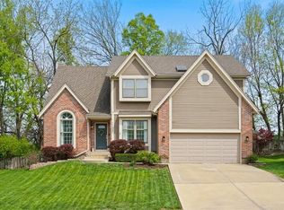 11621 S Parkwood Dr, Olathe, KS 66061