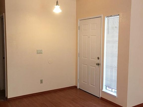 3rd image of 20 Hawthorne Dr