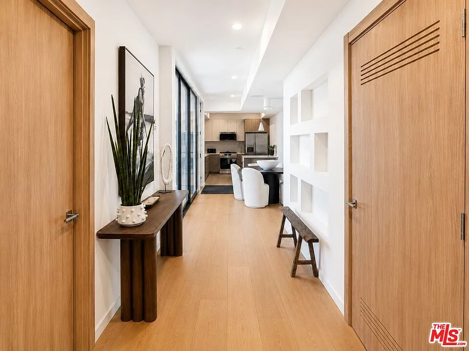 2 bed, 2.5 bath, 1326 sqft, $7,495 — Photo 3