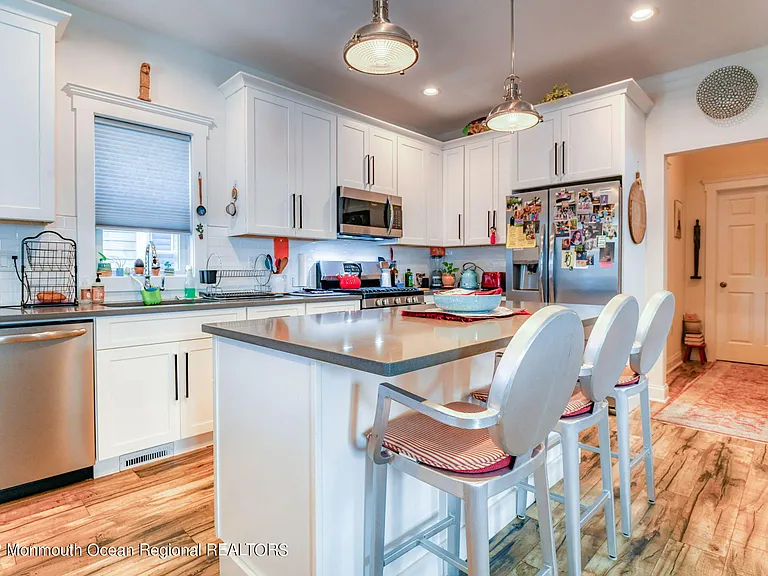 90 Lawrence Ave — Photo 12