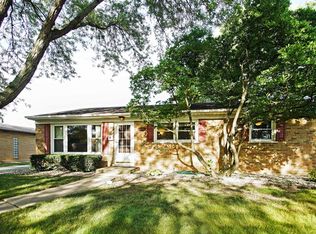 1211 S Robert Dr, Mount Prospect, IL
