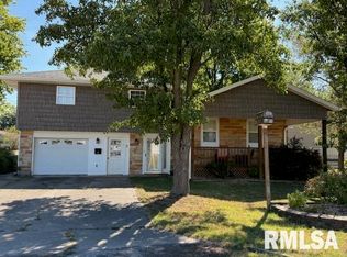 404 N Maple St, Christopher, IL 62822