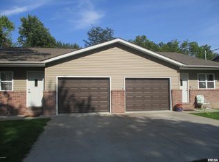 802 N 9th St, Benton, IL 62812