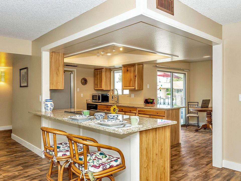 1st image of 10421 W Prairie Hills Cir