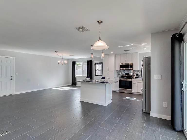 1115 W Barrow Dr — Photo 15