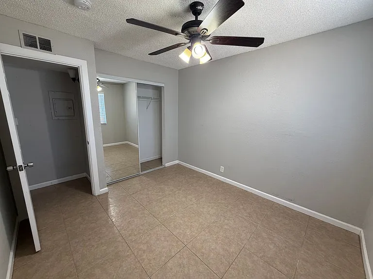 Twin Palms Apartments — Photo 11