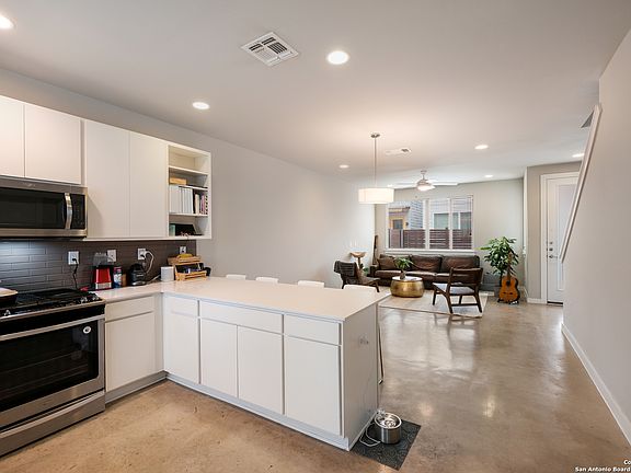 3rd image of 330 CLAY ST #10