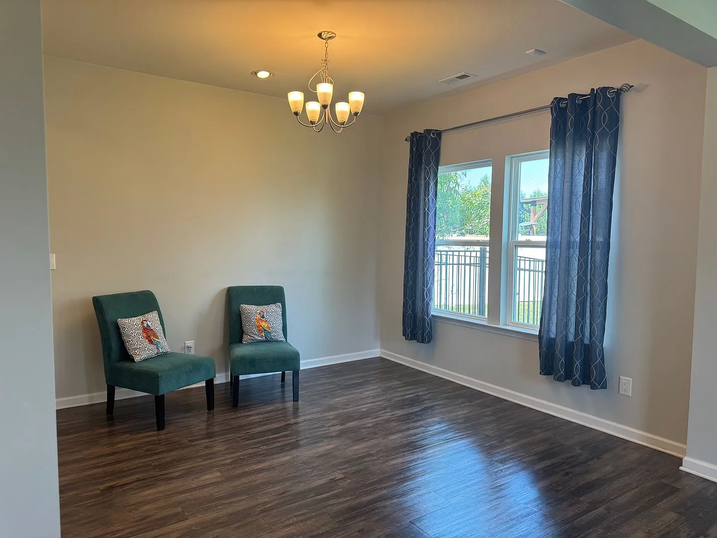 Five Bedroom Home in The Villages of Denver — Photo 4