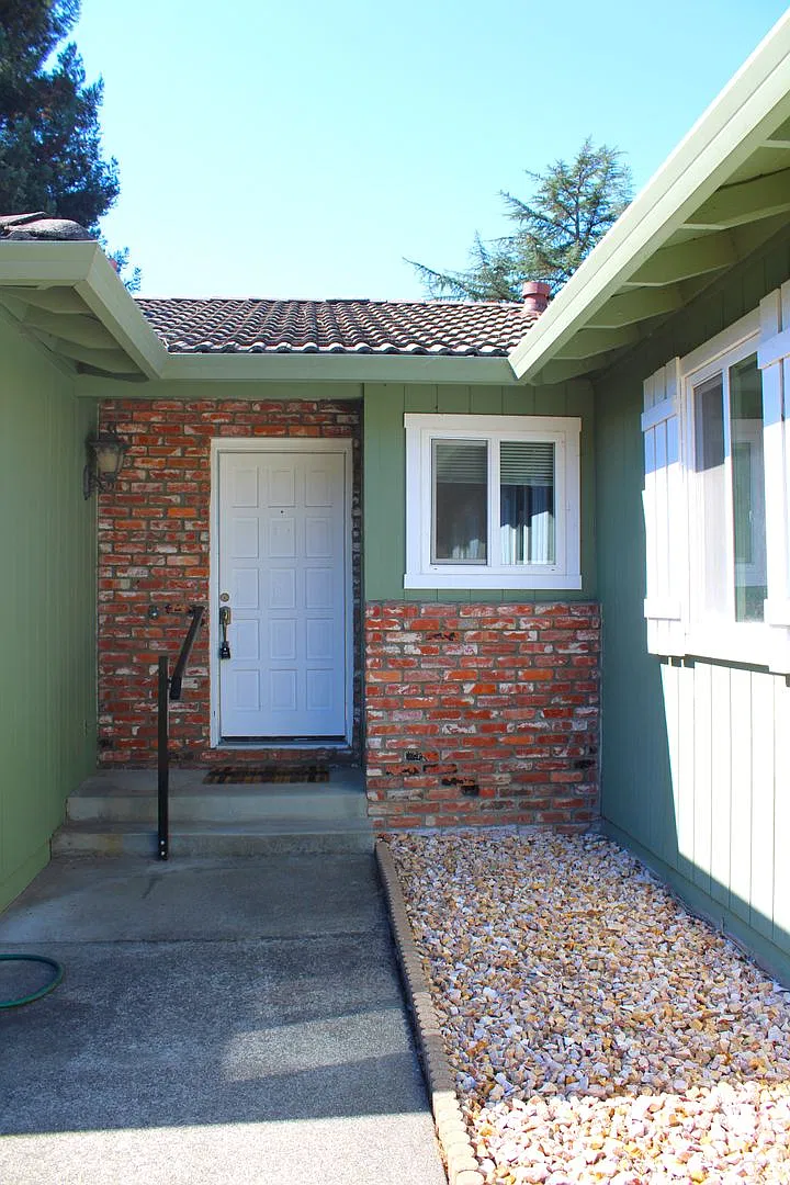 3 Bedroom 2 Bath Home w/ Large Backyard in Santa Rosa- $3,500 per month — Photo 3