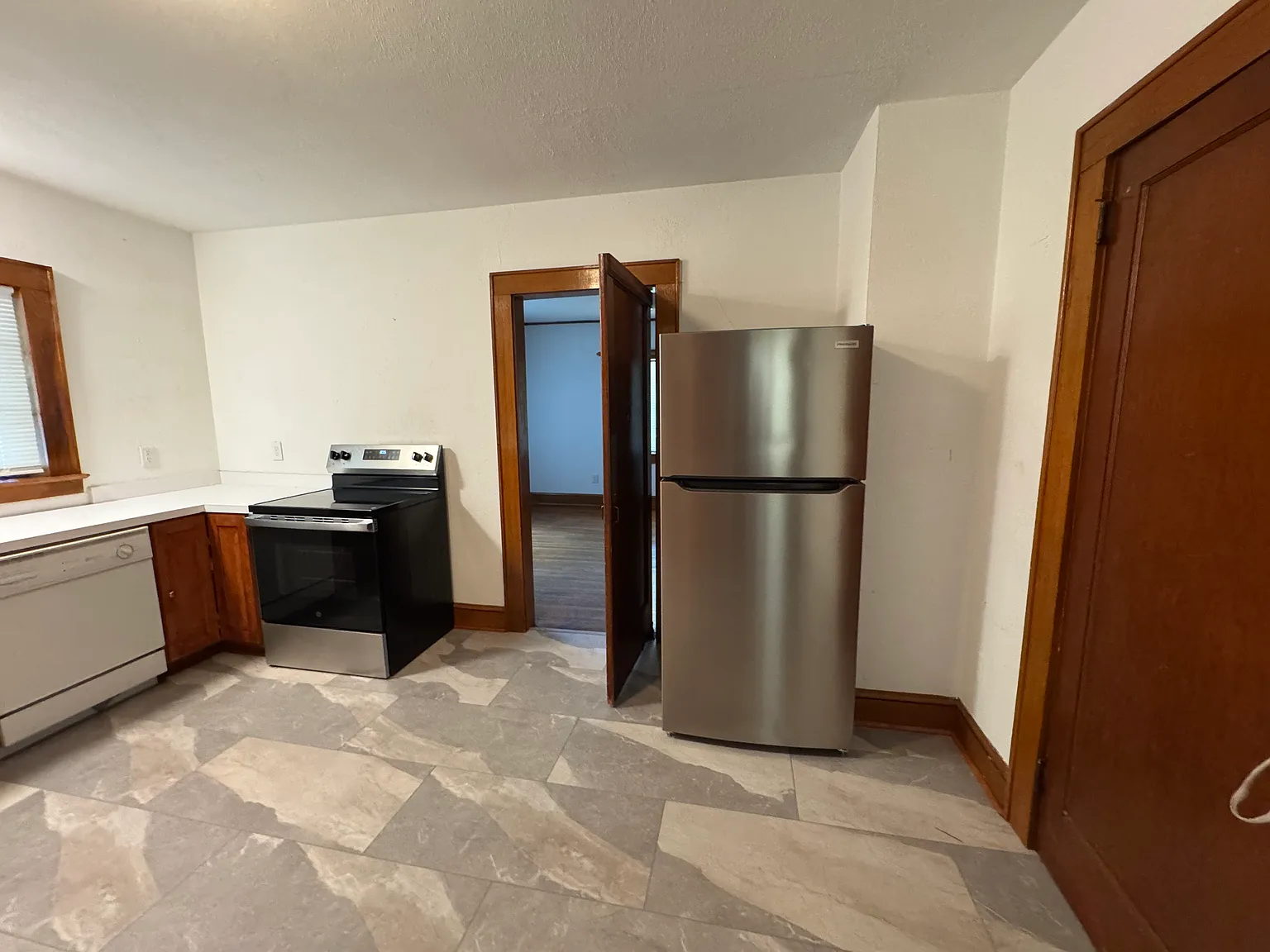 3 bed, 1998 sqft, $2,000 — Photo 2