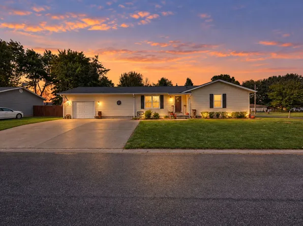 102 Lamar Dr, Salem, IL 62881