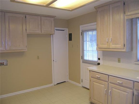 5th image of 1410 Paxton Ave
