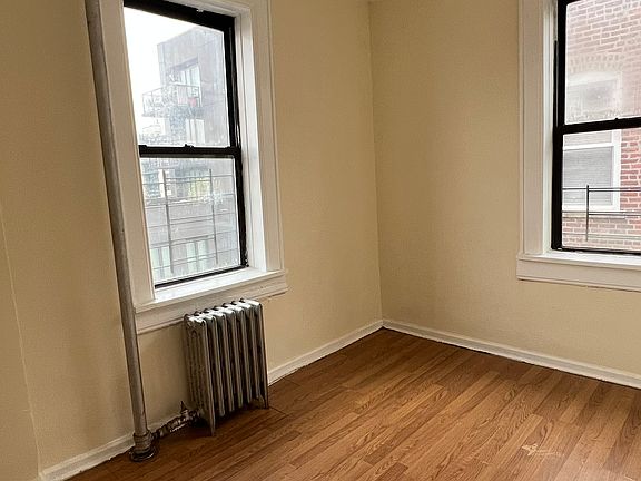 4th image of 3731 Crescent St APT 55