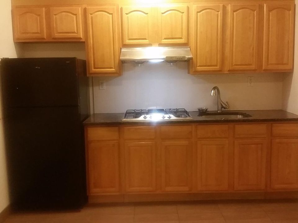 Kitchen W/ granite counter top