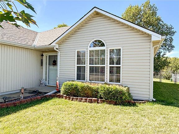 3rd image of 1816 N Ashley Dr