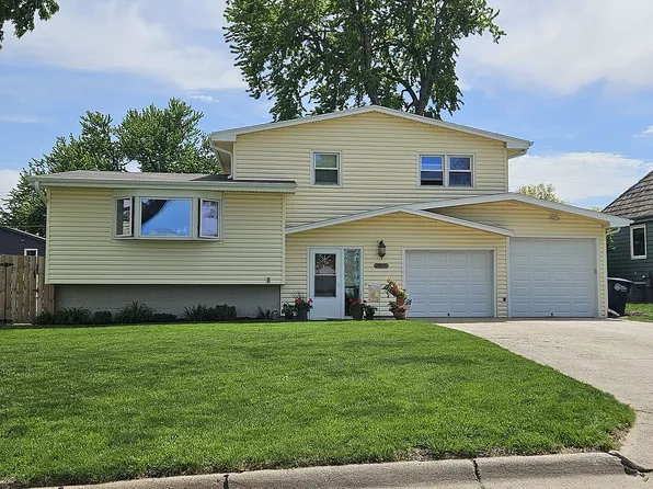 20245 Gateway Rd, Elkhorn, NE 68022