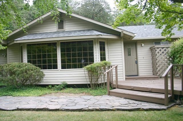 1st image of 625 SE Terrace Dr