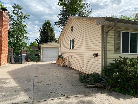 House with detached garage