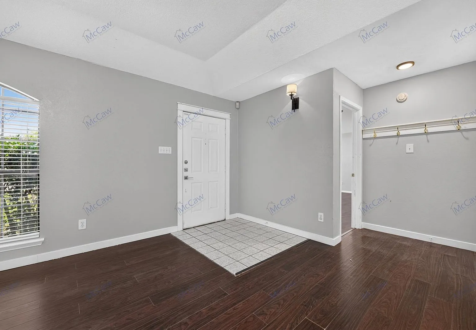 3 bed, 2.0 bath, 1848 sqft, $2,100 — Photo 3