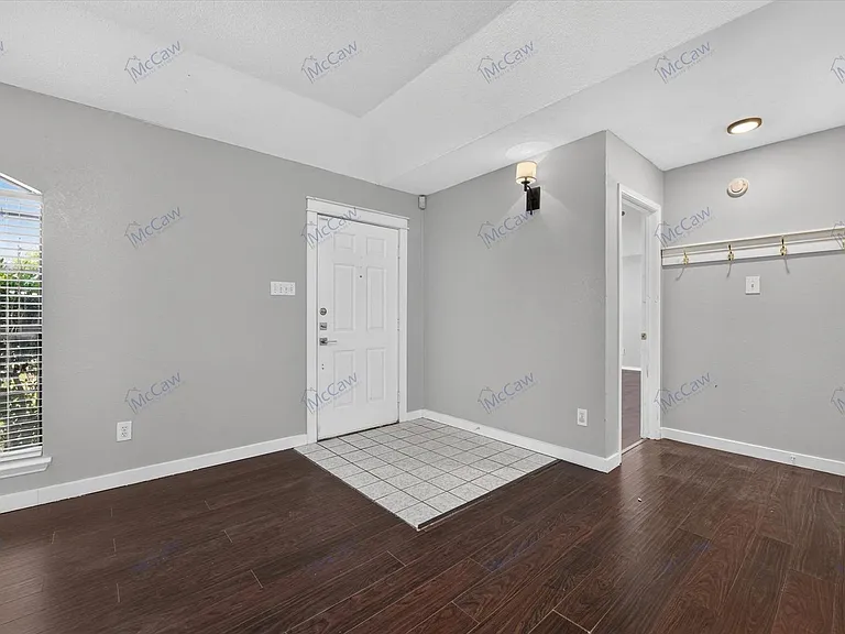 7001 Bentley Ave — Photo 3