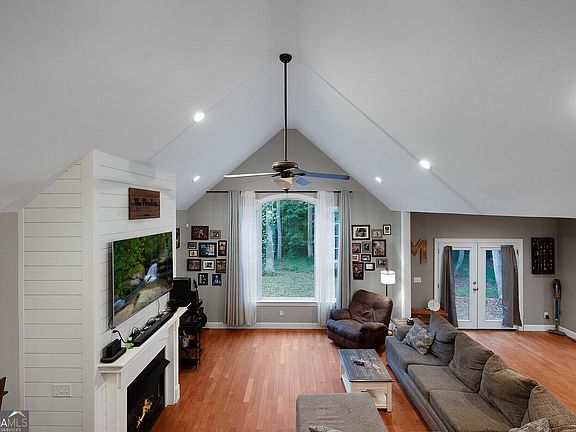 3rd image of 122 Bigham Rd