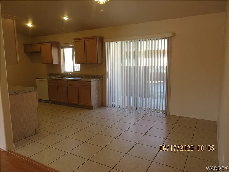 2747 Phoenix Ave — Photo 3