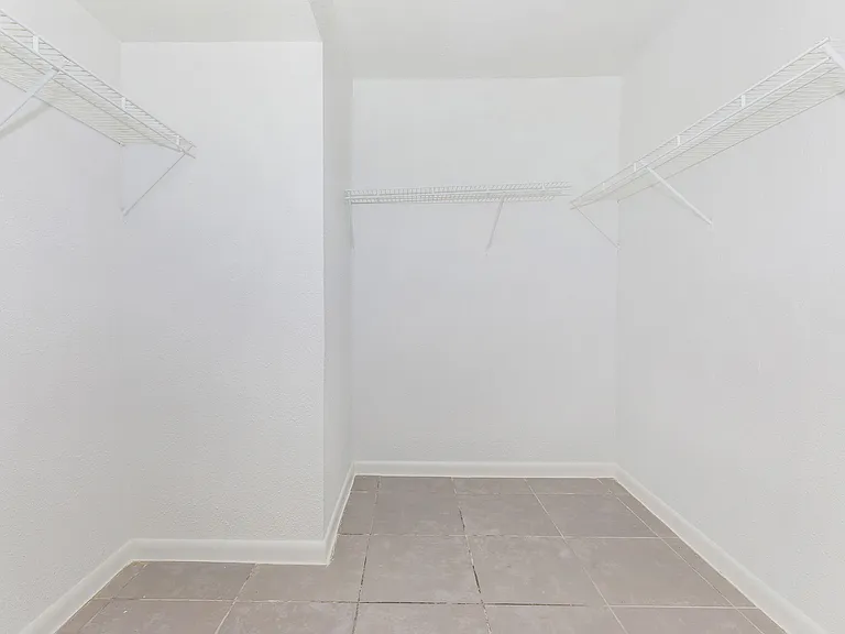 Colonial Woods Apts — Photo 8