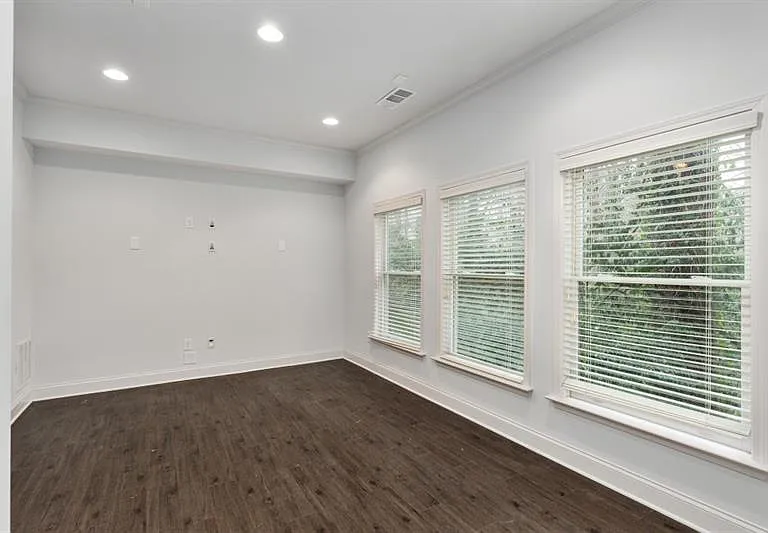 926 Canterbury Ln NE — Photo 24