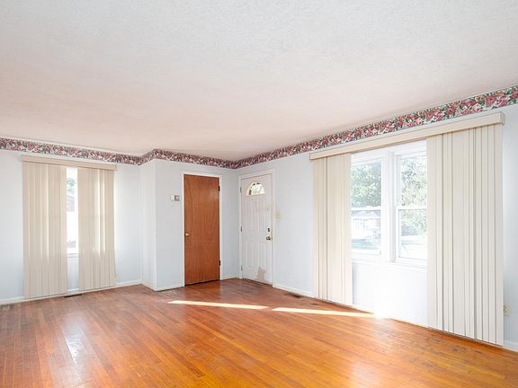 5th image of 483 Sandalwood Dr