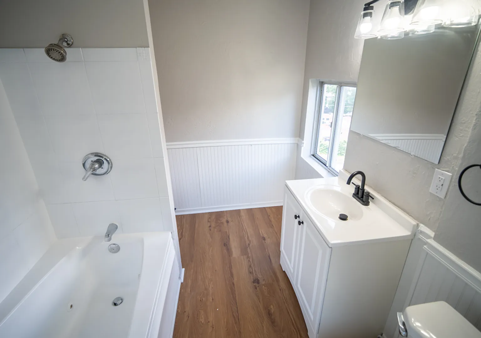 Stunning 3 bedroom home in Lincoln Place available now! — Photo 2