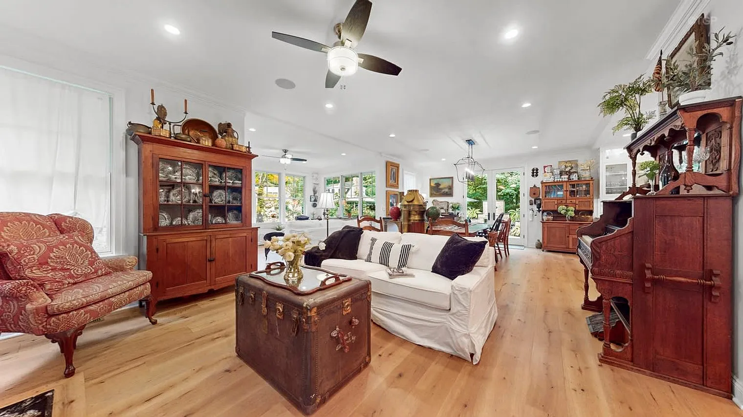 6 bed, 6.0 bath, 4197 sqft, $14,898 — Photo 1
