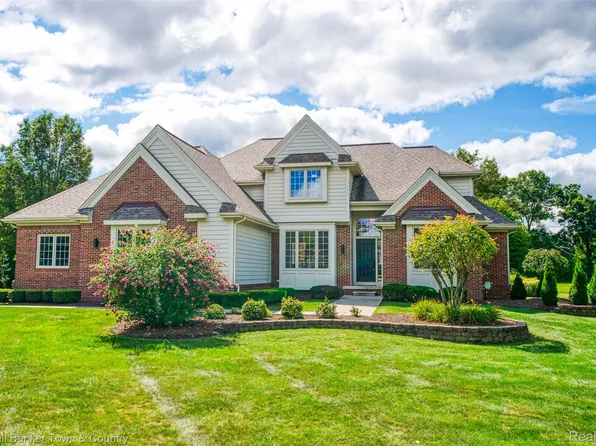 4692 Edinburgh Dr, Howell, MI 48843