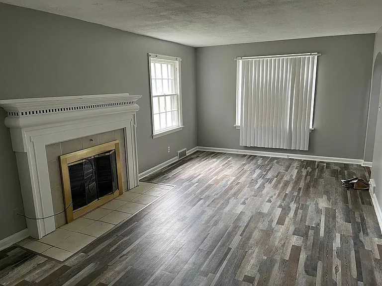 231 Kenmore Ave SE — Photo 2