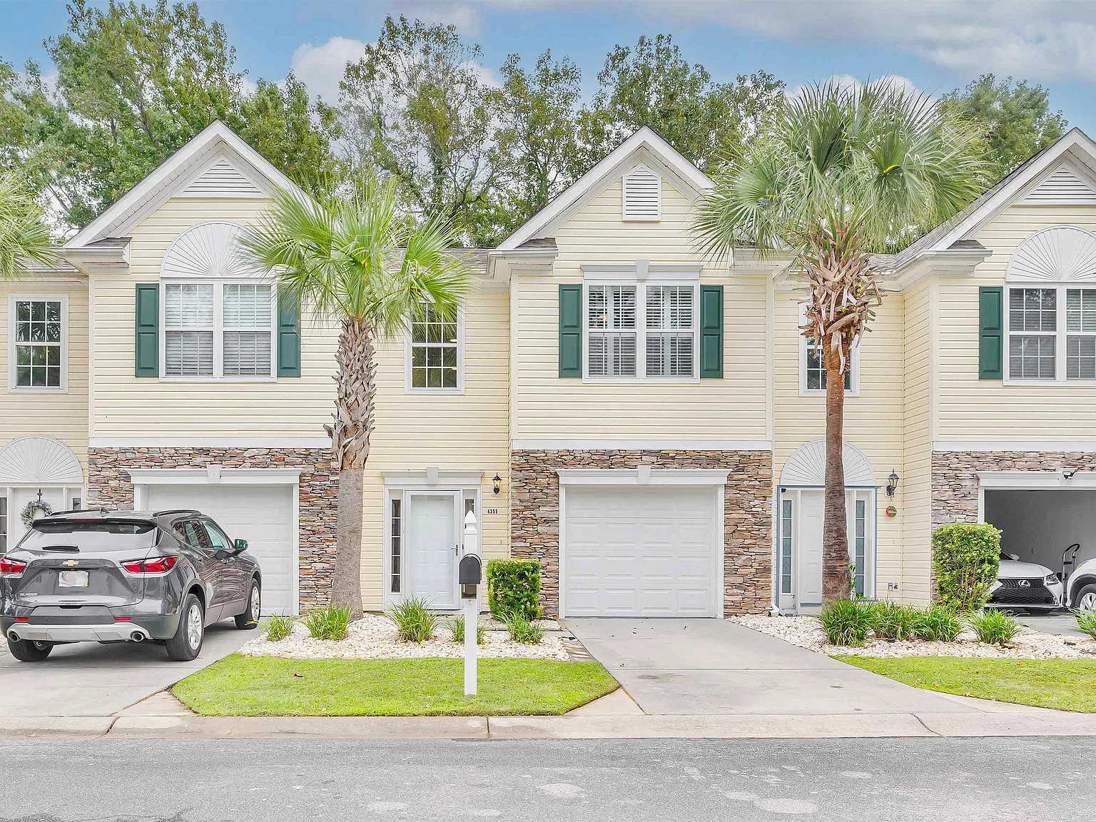 3 bed, 2.5 bath, 1498 sqft, $2,000 — Photo 1