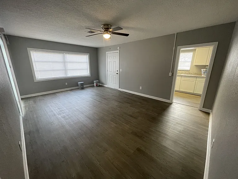 338 W Bay Ave — Photo 4