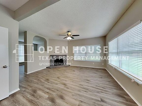 3rd image of 1012 Lake Bluff Ct