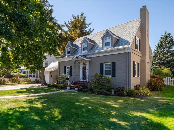 10 Knollwood Road, Rockville Centre, NY 11570