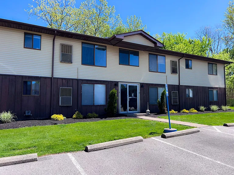 Hallwood Manor Apartments — Photo 18