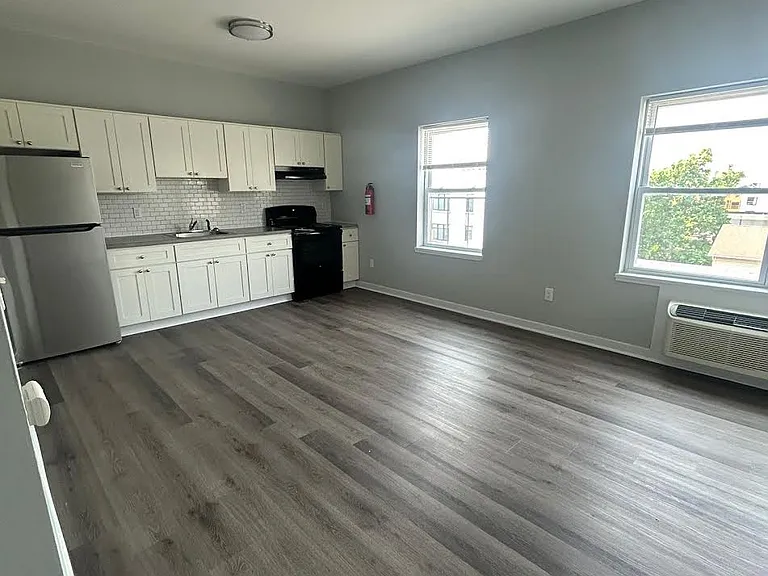 144 Hamilton Ave — Photo 4