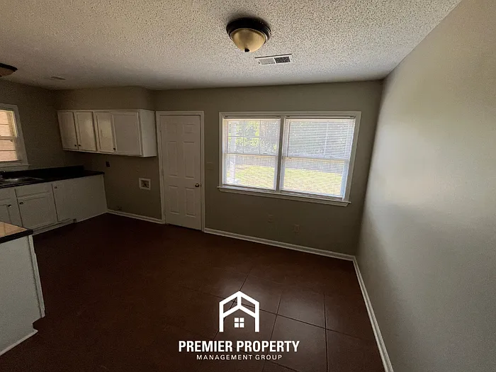3 bed, 1.5 bath, 1056 sqft, $1,095 — Photo 4