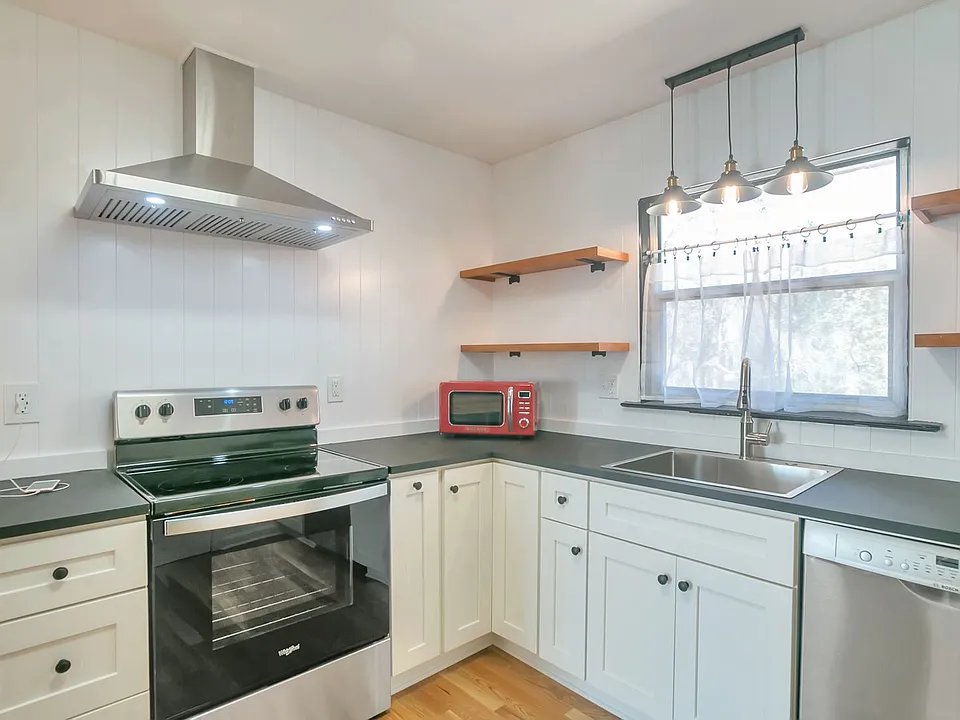 3036 Santa Monica Dr
